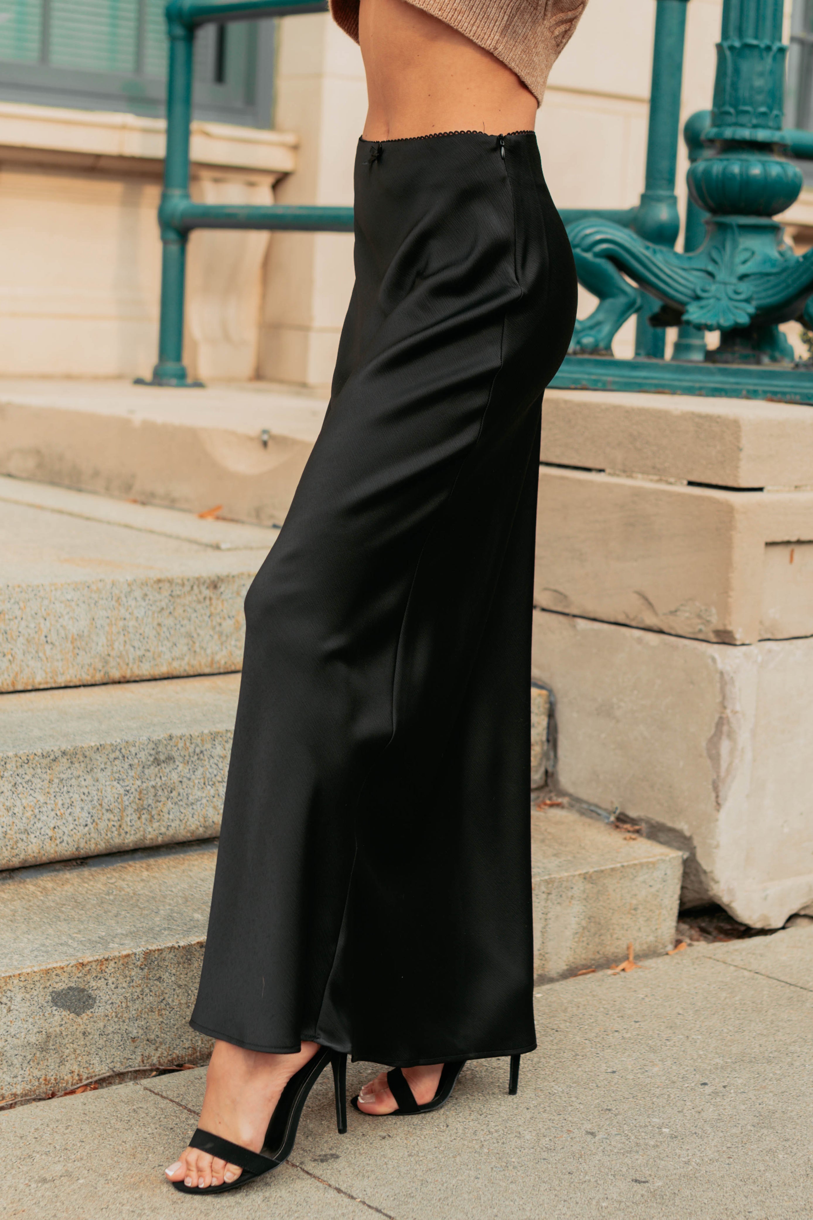 Chic Knows Best Textured Maxi Skirt (Black)