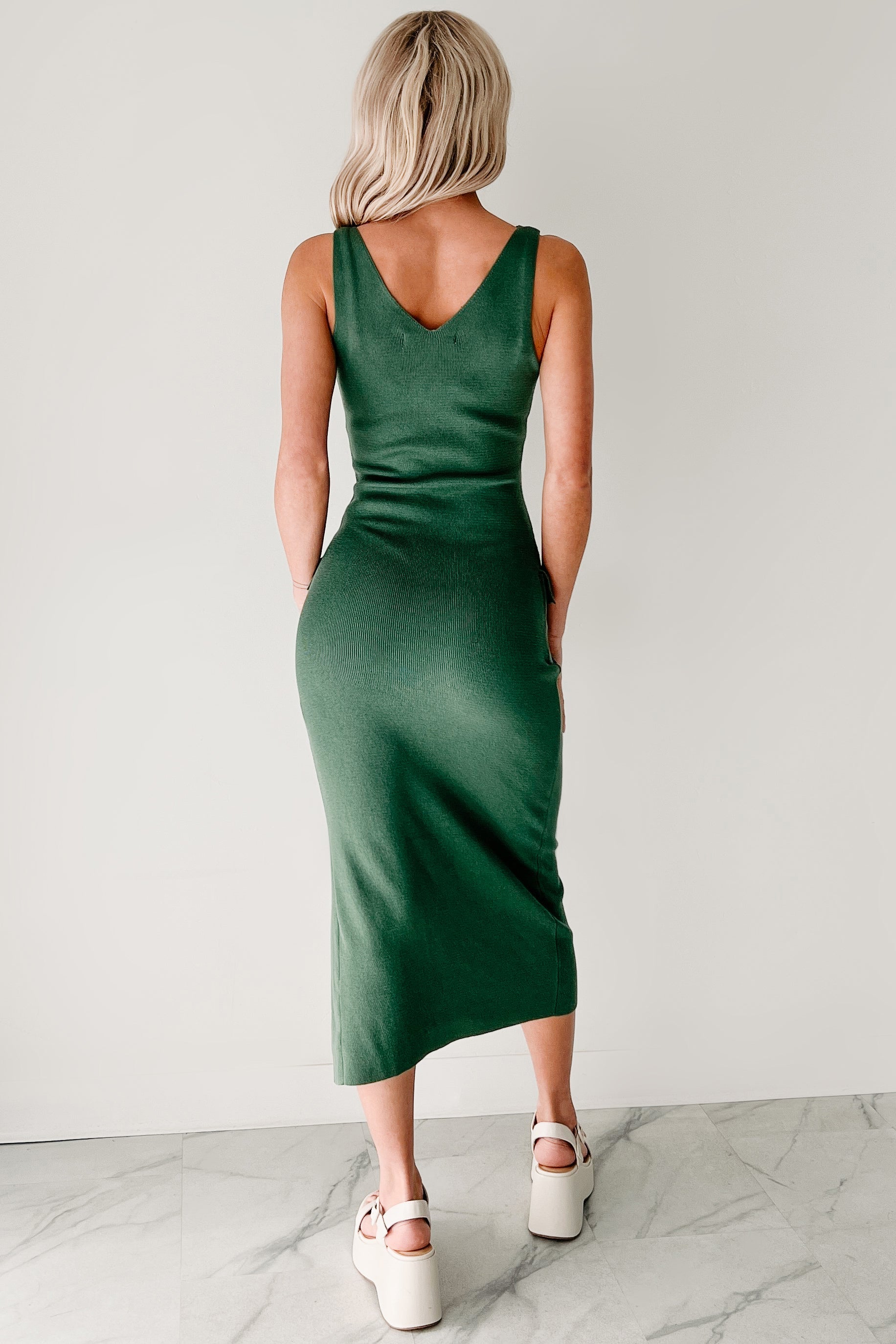 Effortlessly Cool Sleeveless Cargo Pocket Midi Dress (Green)